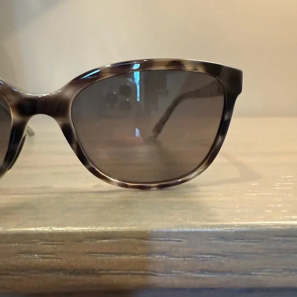 Maui Jim Honi Grey Tortoise Stripe Polarized Sunglasses - Picture 5 of 9